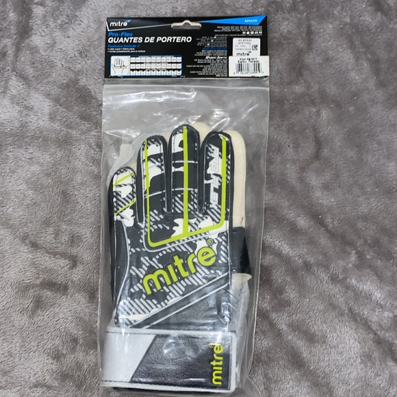 0716 Mitre Pro-Flex Adult Goalkeeper Gloves - Picture 3 of 5